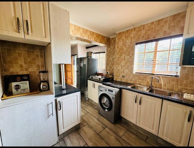 2 BEDROOM TOWNHOUSE FOR SALE IN CASTLEVIEW